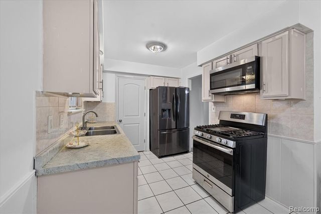 8847 Woodbine, Redford, MI 48239