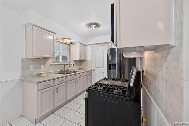 8847 Woodbine, Redford, MI 48239