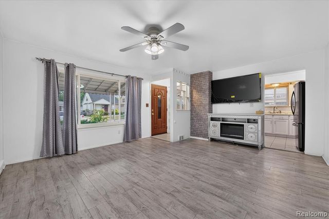 8847 Woodbine, Redford, MI 48239