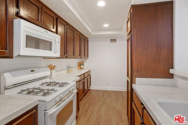 15231 Magnolia Boulevard 114, Sherman Oaks, CA 91403