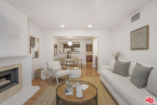 15231 Magnolia Boulevard 114, Sherman Oaks, CA 91403