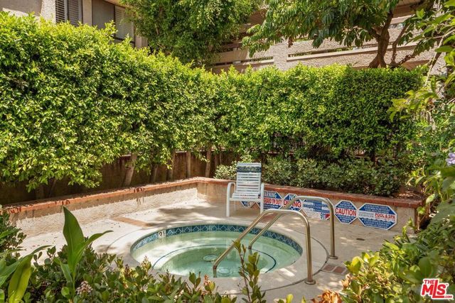 15231 Magnolia Boulevard 114, Sherman Oaks, CA 91403