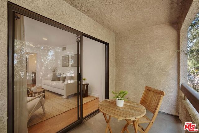 15231 Magnolia Boulevard 114, Sherman Oaks, CA 91403