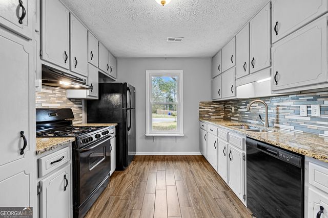 240 N Hampton Drive, Fayetteville, GA 30215