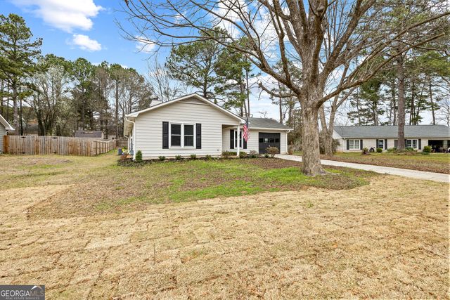 240 N Hampton Drive, Fayetteville, GA 30215