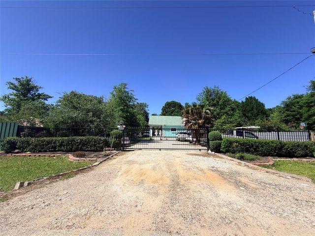 275 County Road 3417, Cleveland, TX 77327