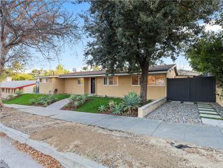 20324 Oxnard Street S, Woodland Hills, CA 91367