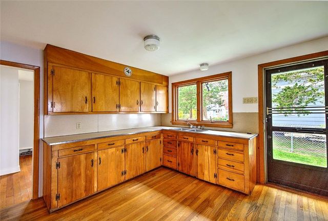 35 Hanson Road, Barrington, RI 02806