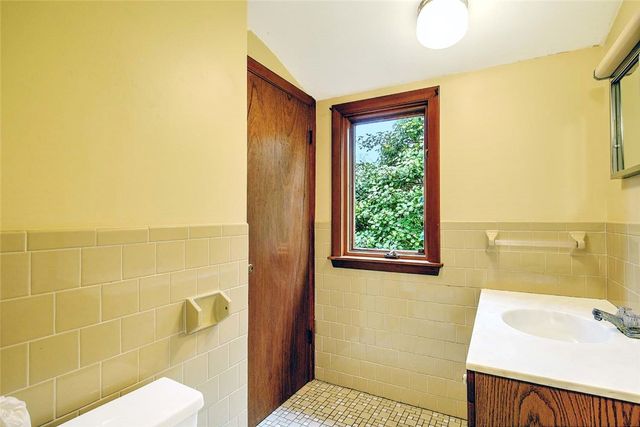 35 Hanson Road, Barrington, RI 02806