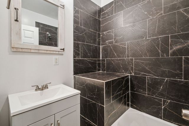 4322 W Jackson Boulevard, Chicago, IL 60624