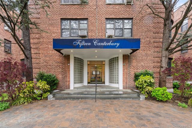 15 Canterbury C11, Great Neck, NY 11021