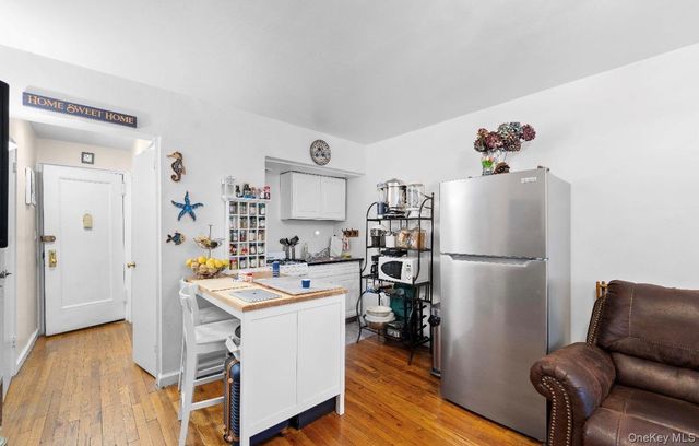 15 Canterbury C11, Great Neck, NY 11021