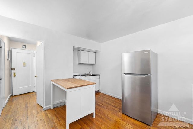 15 Canterbury C11, Great Neck, NY 11021