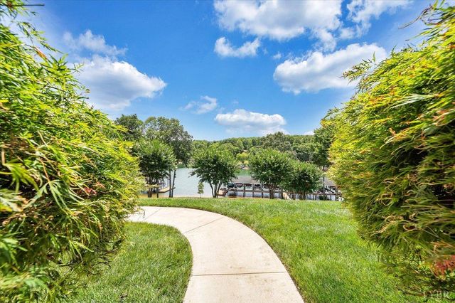335 S Pointe Shore Drive 303, Moneta, VA 24121