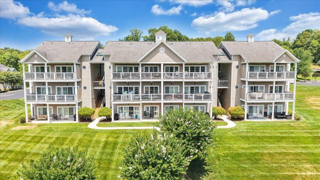 335 S Pointe Shore Drive 303, Moneta, VA 24121