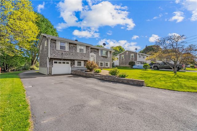 20 Namquid Drive, Middletown, RI 02842