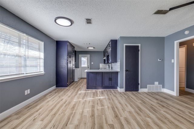 453 Wilshire Avenue, Azle, TX 76020