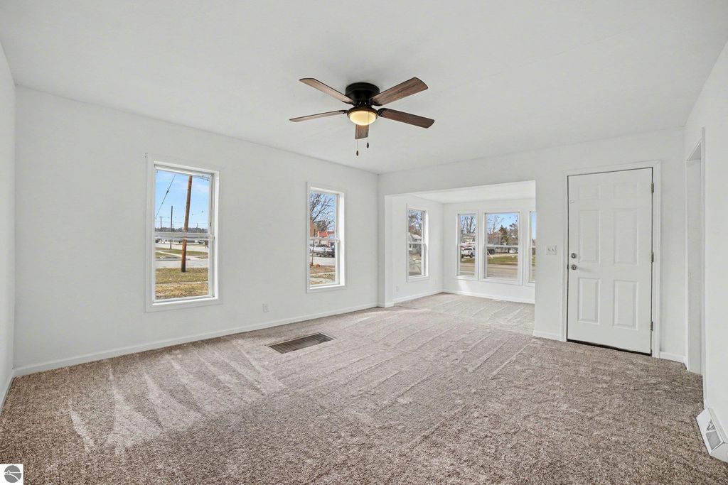 Image 10 of property listing at 419 W Washington Avenue, St Louis, MI 48880