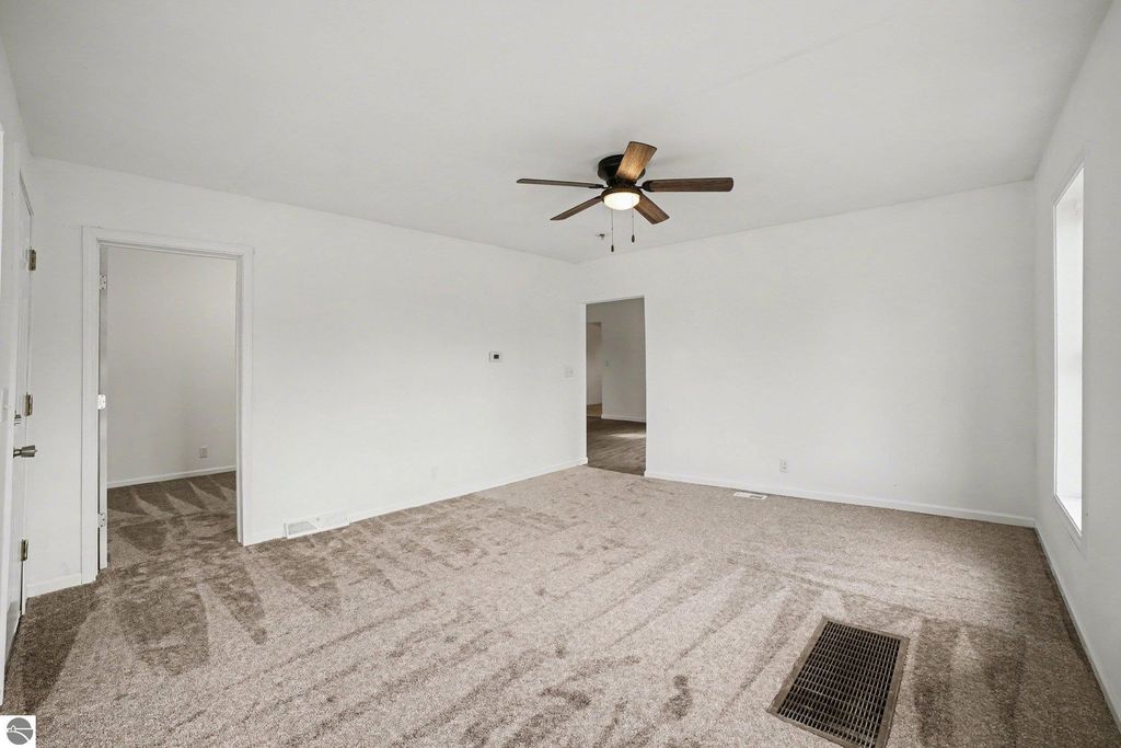 Image 12 of property listing at 419 W Washington Avenue, St Louis, MI 48880