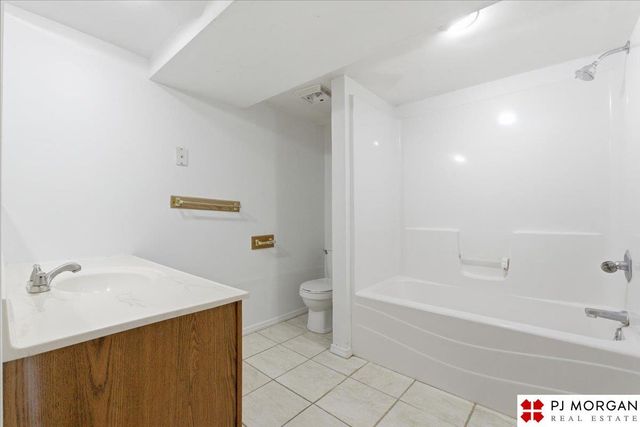 6712 Blondo Street, Omaha, NE 68104