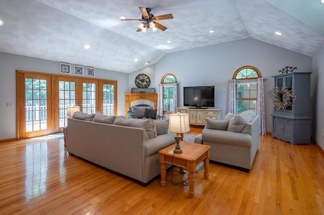 32 Kristin Dr, Derry, NH 03038