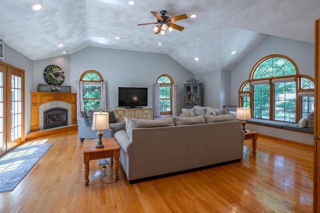 32 Kristin Dr, Derry, NH 03038
