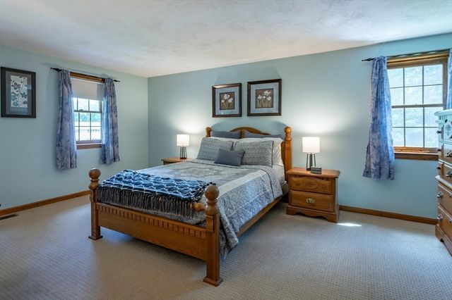 32 Kristin Dr, Derry, NH 03038