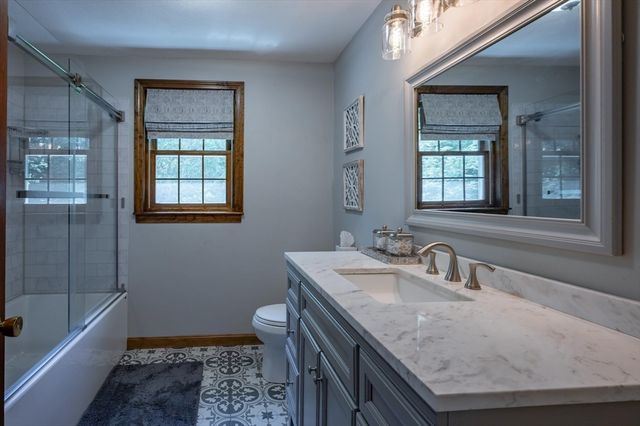32 Kristin Dr, Derry, NH 03038