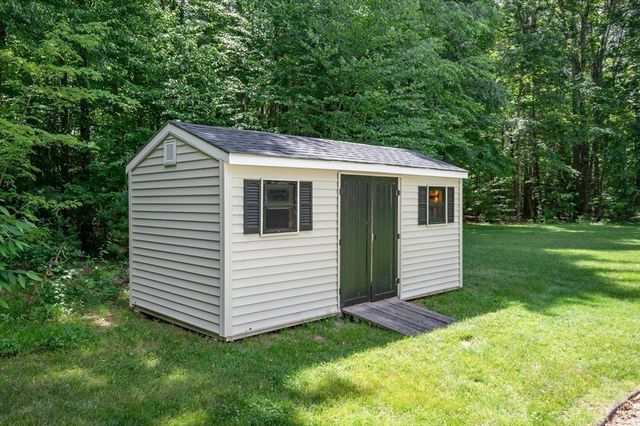 32 Kristin Dr, Derry, NH 03038
