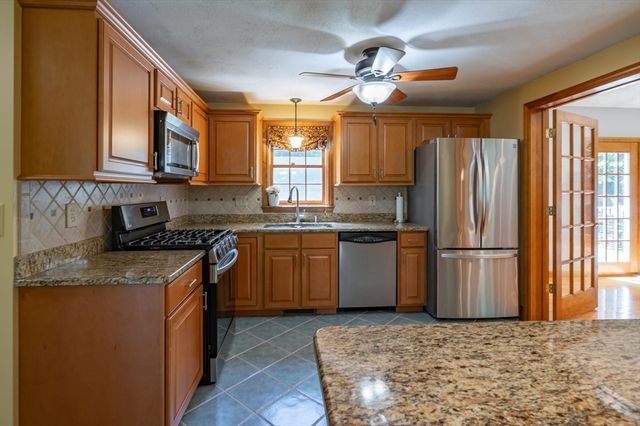 32 Kristin Dr, Derry, NH 03038