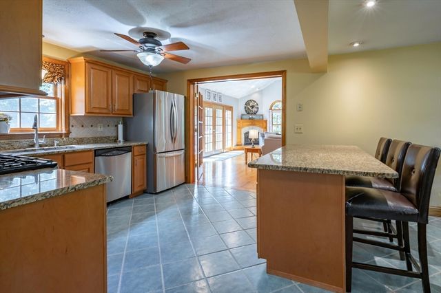 32 Kristin Dr, Derry, NH 03038