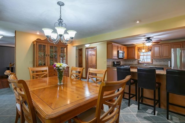 32 Kristin Dr, Derry, NH 03038
