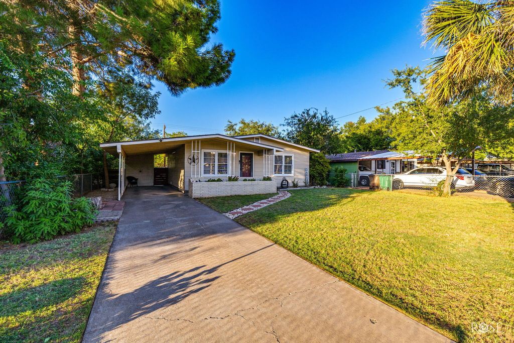 Image 17 of property listing at 318 River Oaks Street, San Angelo, TX 76903