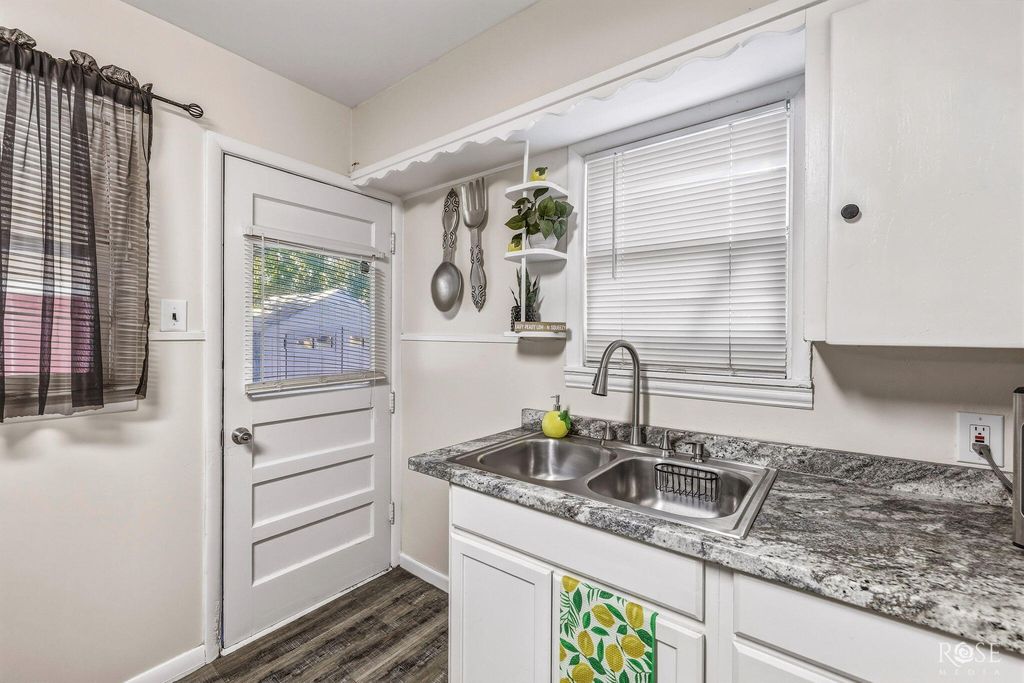 Image 8 of property listing at 318 River Oaks Street, San Angelo, TX 76903