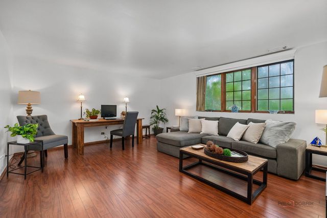 1111 S Waukegan Road 4, Lake Forest, IL 60045