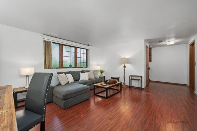1111 S Waukegan Road 4, Lake Forest, IL 60045