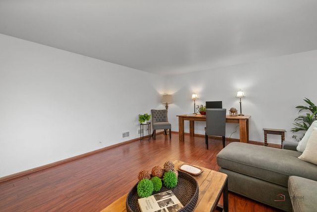 1111 S Waukegan Road 4, Lake Forest, IL 60045