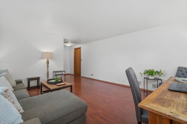 1111 S Waukegan Road 4, Lake Forest, IL 60045