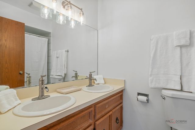 1111 S Waukegan Road 4, Lake Forest, IL 60045