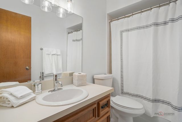 1111 S Waukegan Road 4, Lake Forest, IL 60045