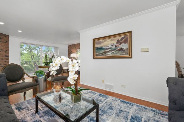1111 S Waukegan Road 4, Lake Forest, IL 60045