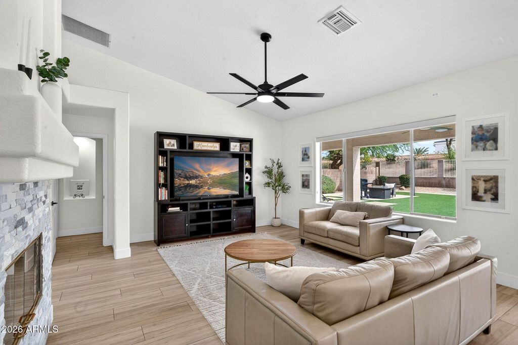 Image 10 of property listing at 905 W BEECHNUT Drive, Chandler, AZ 85248