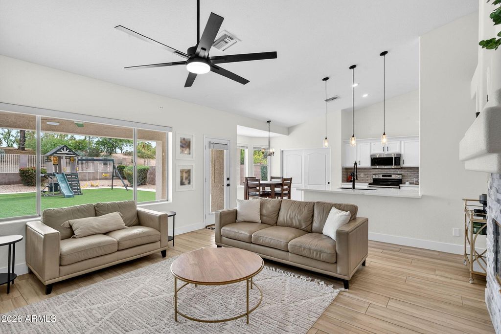 Image 13 of property listing at 905 W BEECHNUT Drive, Chandler, AZ 85248