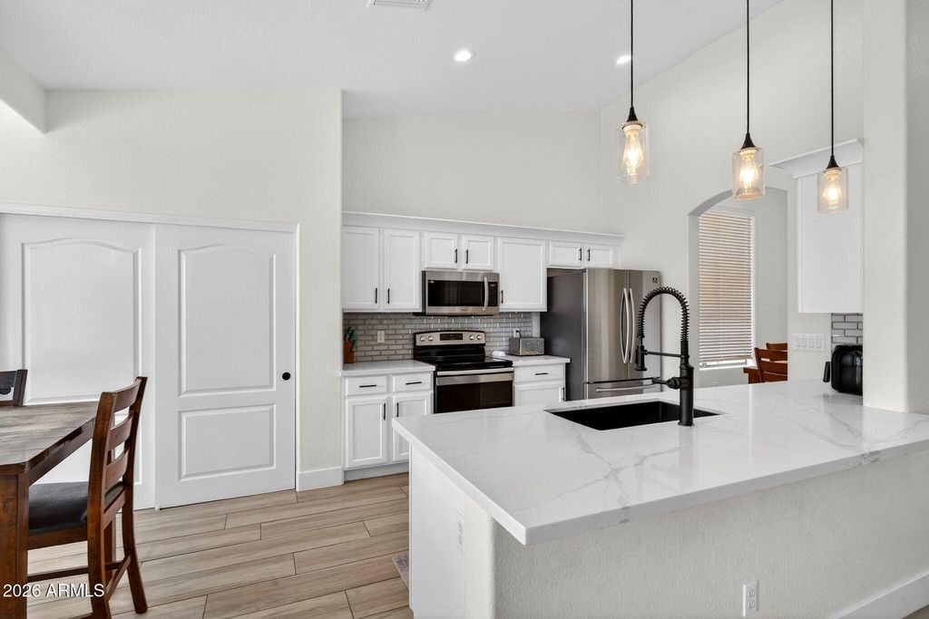 Image 16 of property listing at 905 W BEECHNUT Drive, Chandler, AZ 85248
