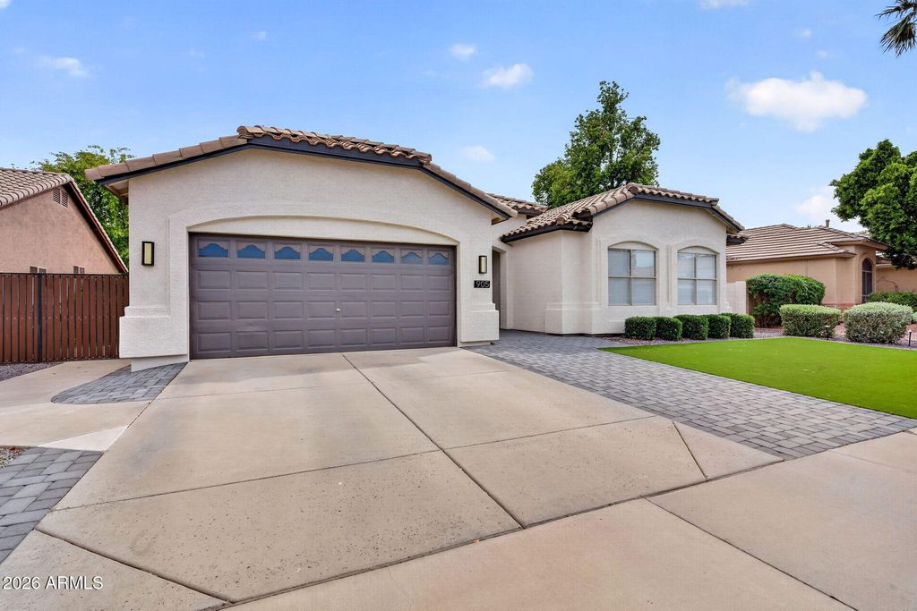 Image 2 of property listing at 905 W BEECHNUT Drive, Chandler, AZ 85248