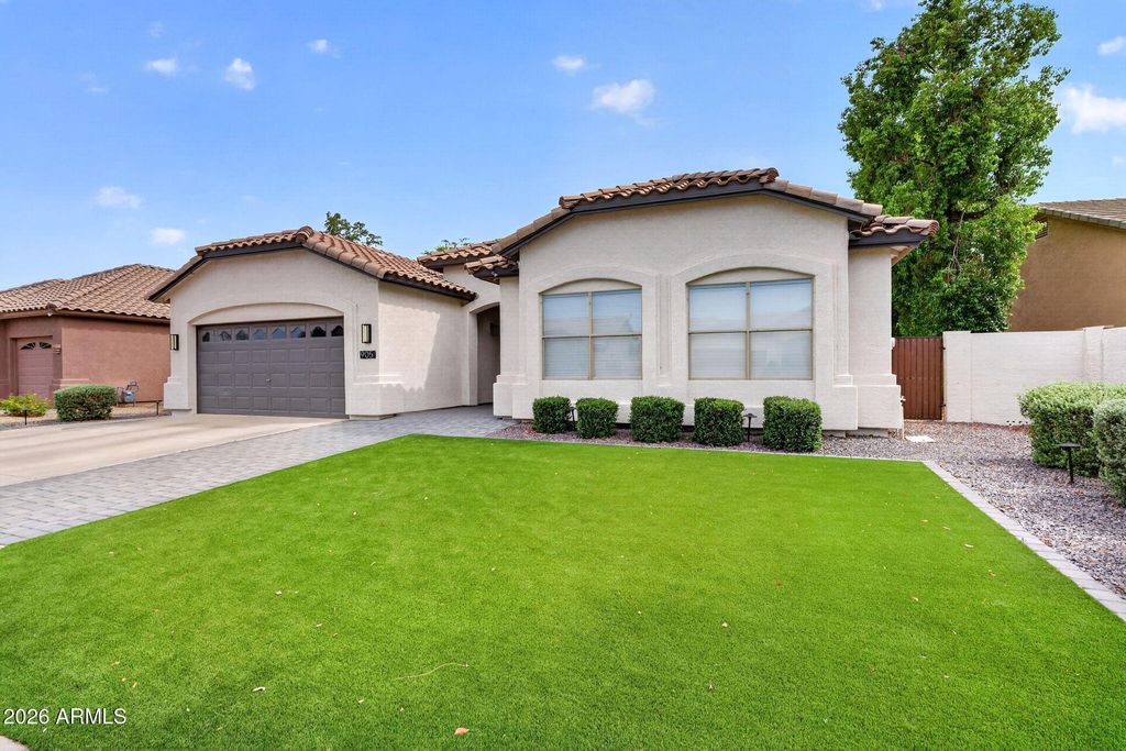 Image 3 of property listing at 905 W BEECHNUT Drive, Chandler, AZ 85248