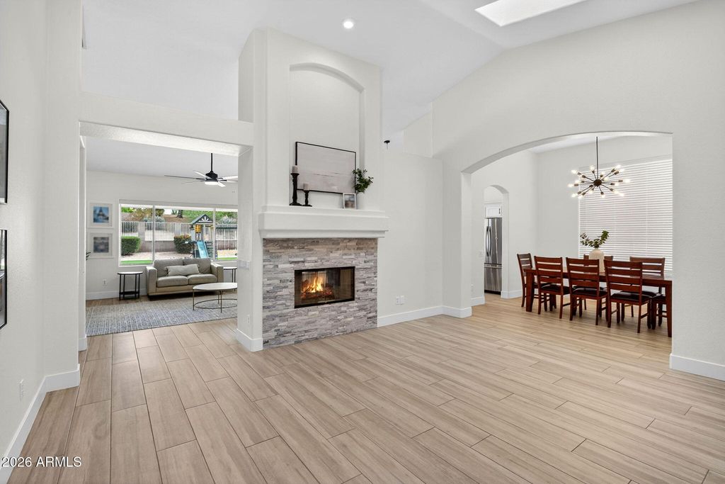 Image 4 of property listing at 905 W BEECHNUT Drive, Chandler, AZ 85248