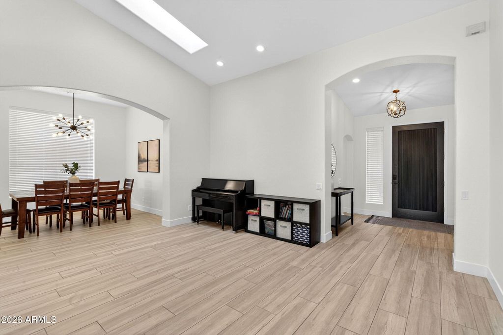 Image 8 of property listing at 905 W BEECHNUT Drive, Chandler, AZ 85248