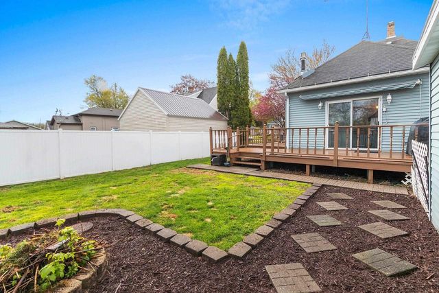 17 E 2ND STREET, Clintonville, WI 54929