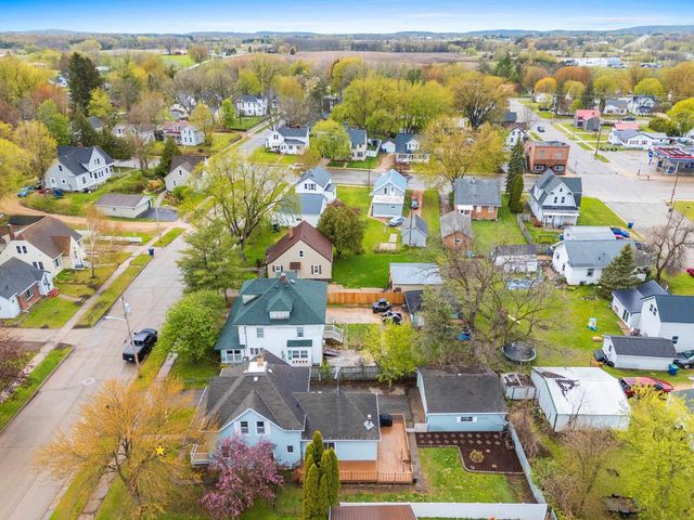 17 E 2ND STREET, Clintonville, WI 54929